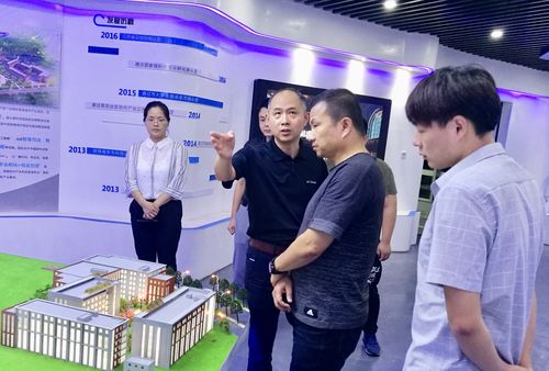 国家智库专家一行走进南京智慧城市产业园和江苏律回网进行考察调研
